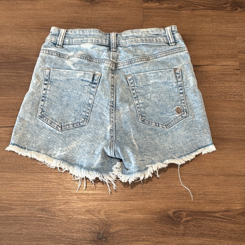 Woman's Indigo Rein Distressed High-Waisted Distressed Jean Shorts. Size 5/26 - Picture 3 of 3